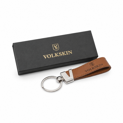Volkskin Leder Schlüsselanhänger Cognac – Echtleder mit Metallring und Volkskin-Prägung
