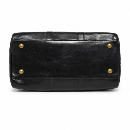Unterseite der schwarzen Leder Weekender Tasche mit schützenden Messingfüßen